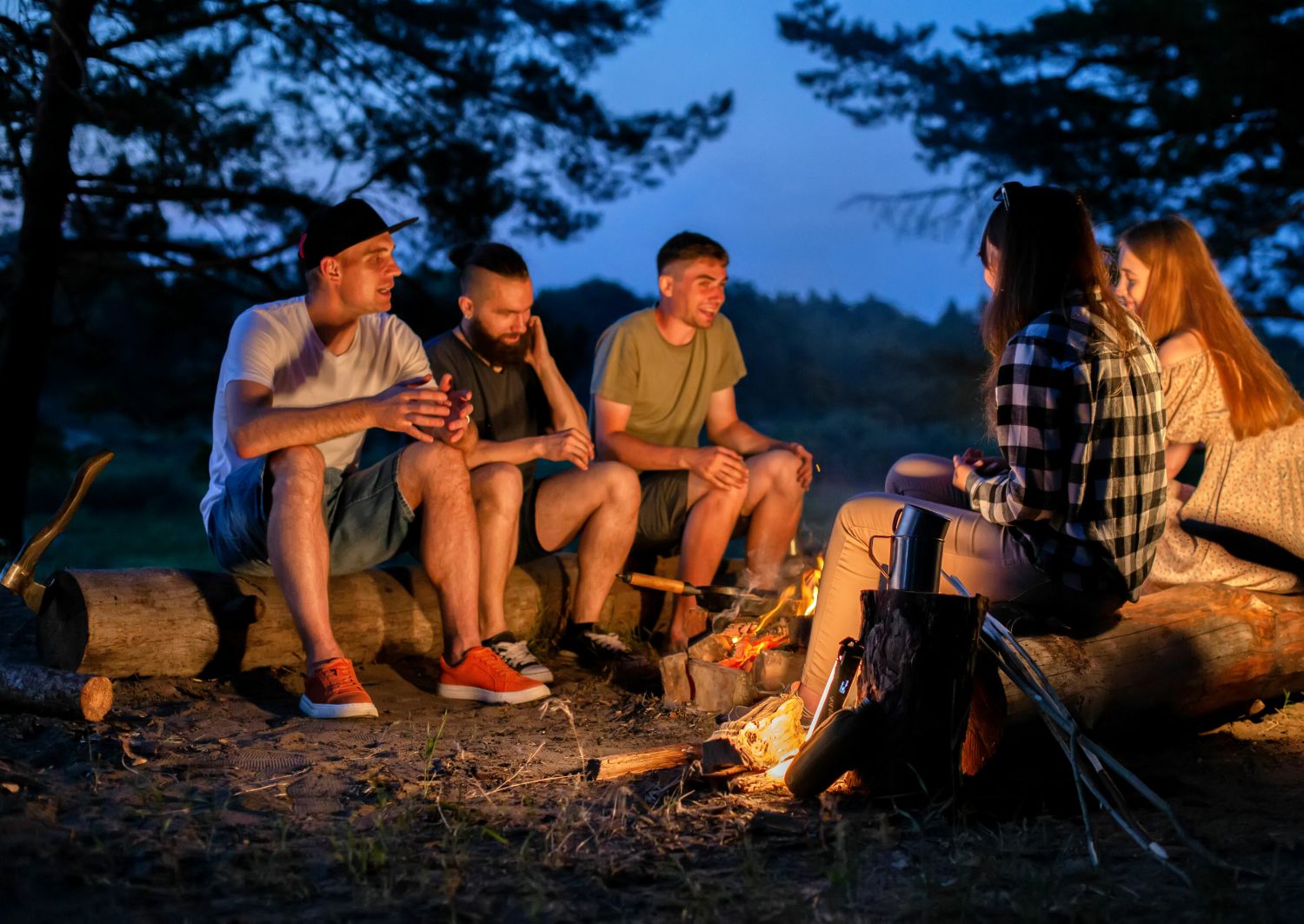 Gemeinschaft am Lagerfeuer beim Go Wild Matura-Retreat