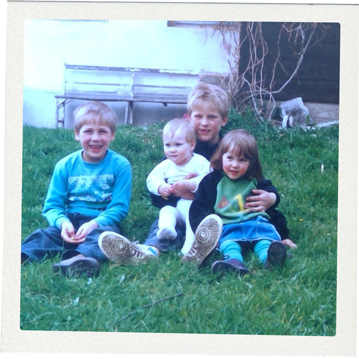 Lucia mit ihren Geschwistern
