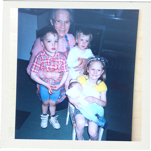 Lucia mit ihrer Mutter und ihren jüngeren Geschwistern