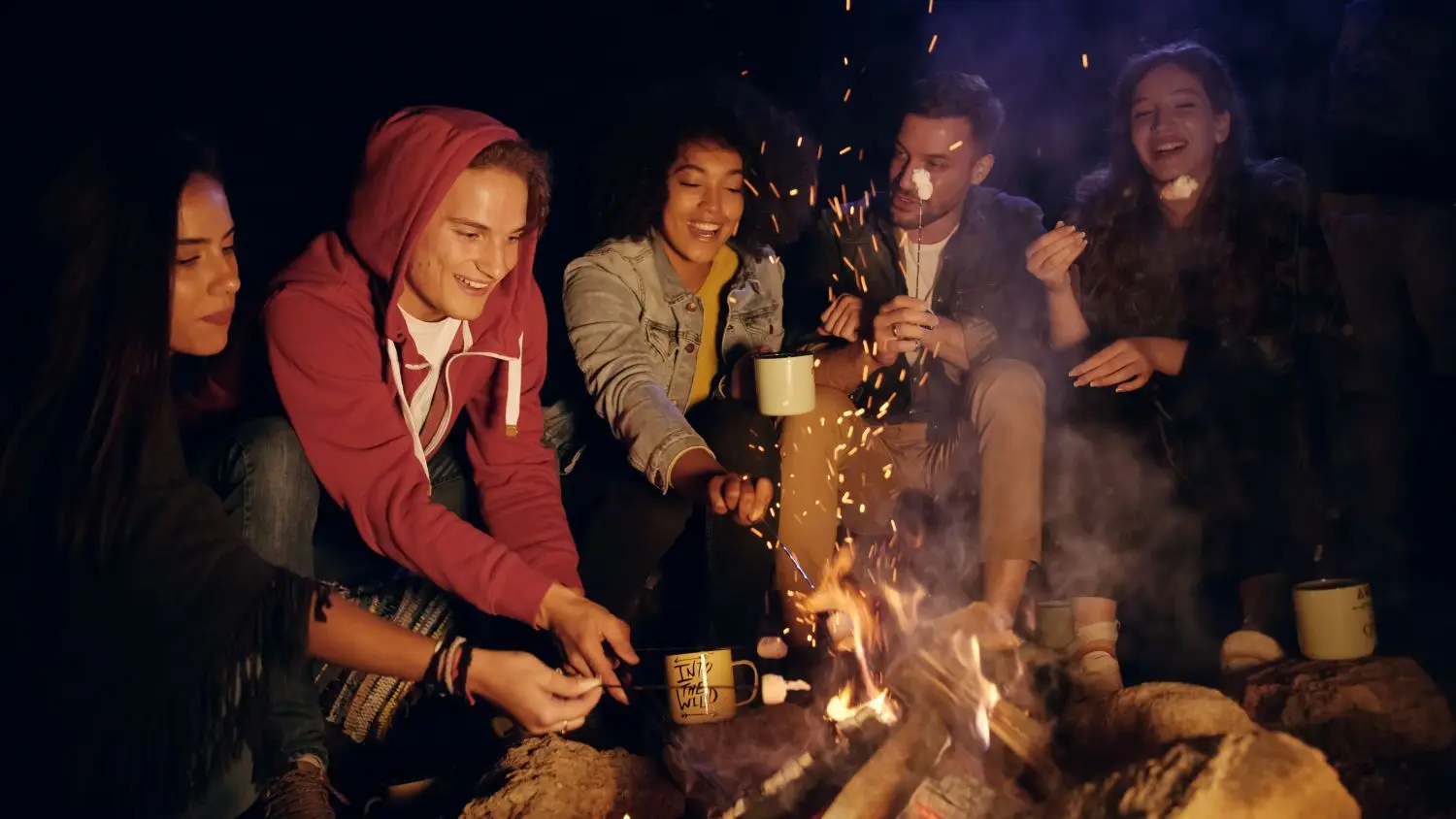 Maturantinnen und Maturanten haben gemeinsam Spaß am Lagerfeuer